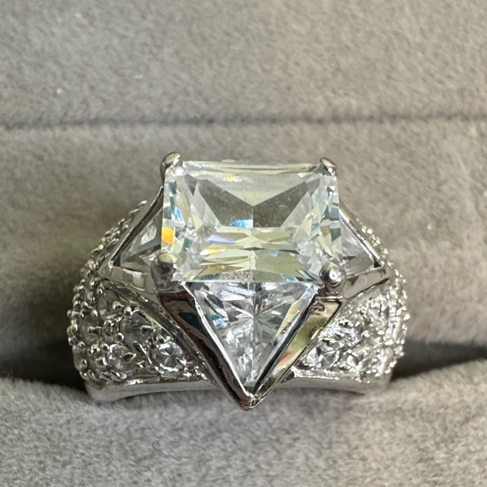 Elegant Sterling Silver Women's Ring with Clear Gemstone